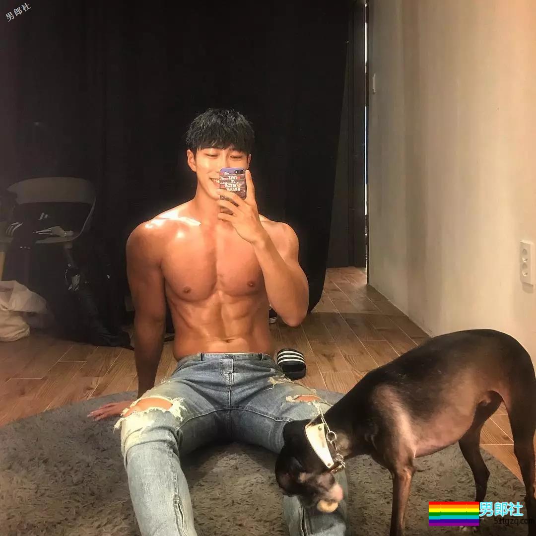 精壮小狼狗制服下面大胸肌公狗腰，魔鬼身材大肌霸说的就是他吧？ - 51虹马