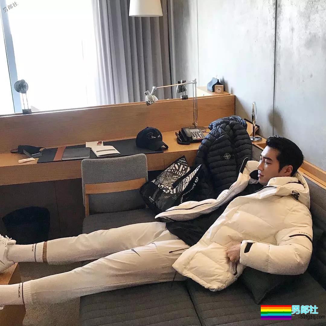 精壮小狼狗制服下面大胸肌公狗腰，魔鬼身材大肌霸说的就是他吧？ - 51虹马