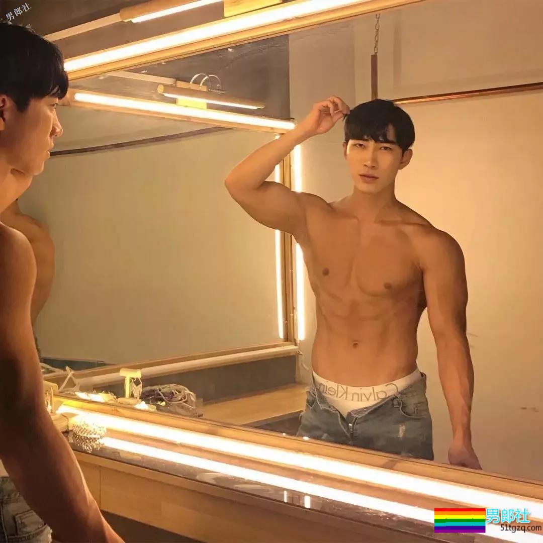 精壮小狼狗制服下面大胸肌公狗腰，魔鬼身材大肌霸说的就是他吧？ - 51虹马