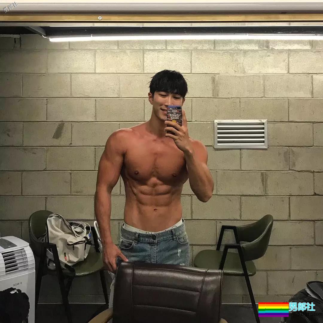 精壮小狼狗制服下面大胸肌公狗腰，魔鬼身材大肌霸说的就是他吧？ - 51虹马