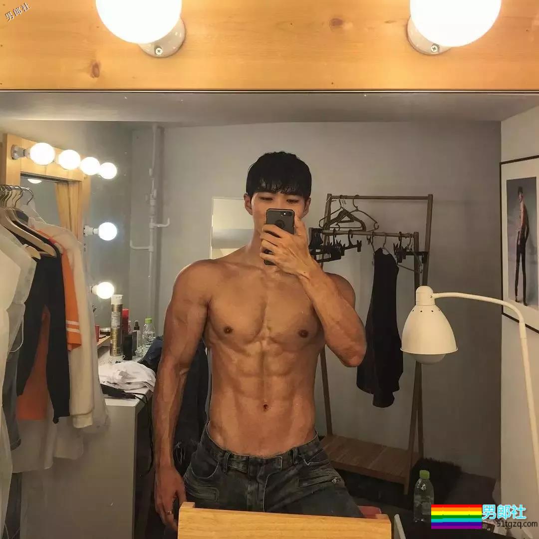 精壮小狼狗制服下面大胸肌公狗腰，魔鬼身材大肌霸说的就是他吧？ - 51虹马