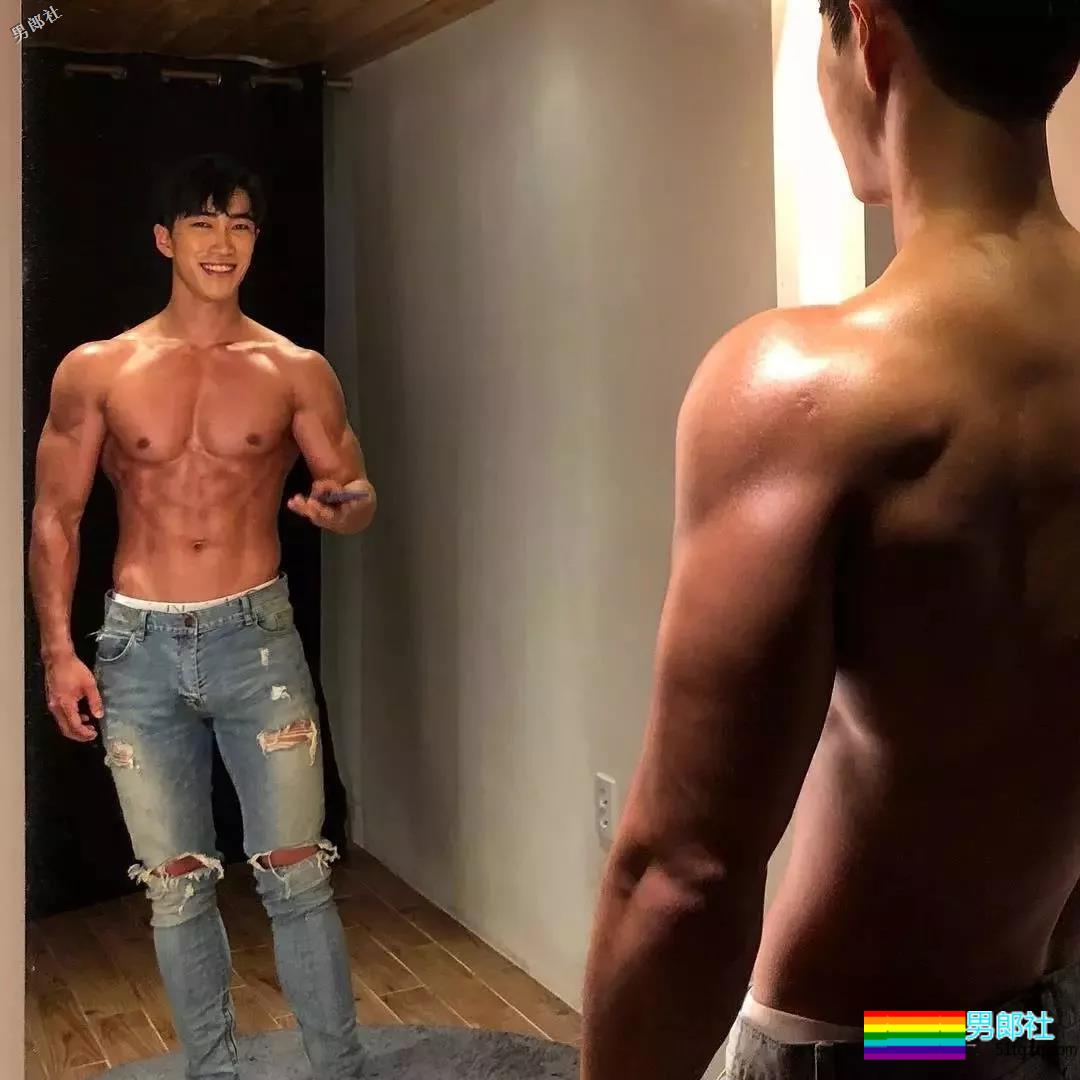 精壮小狼狗制服下面大胸肌公狗腰，魔鬼身材大肌霸说的就是他吧？ - 51虹马