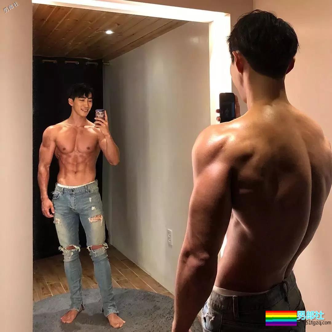 精壮小狼狗制服下面大胸肌公狗腰，魔鬼身材大肌霸说的就是他吧？ - 51虹马