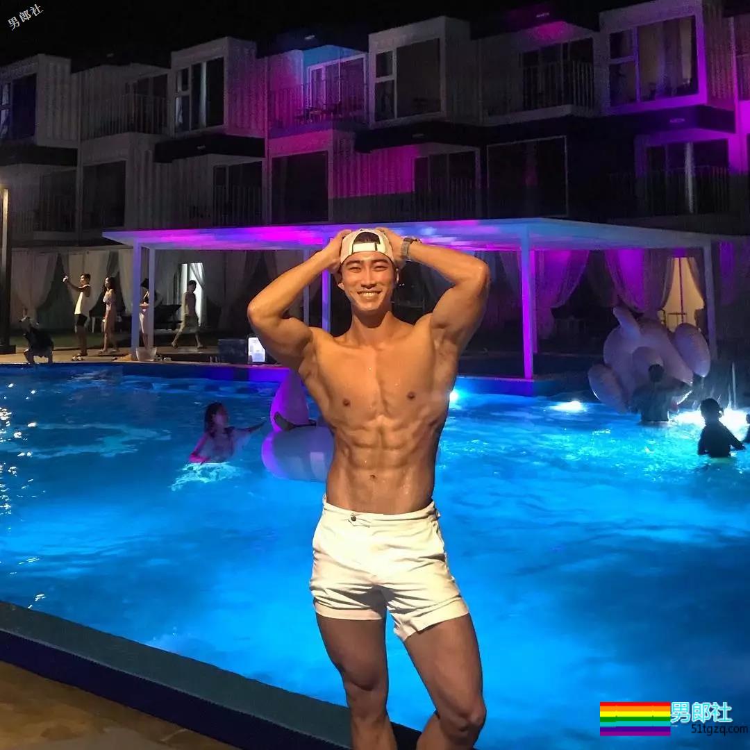 精壮小狼狗制服下面大胸肌公狗腰，魔鬼身材大肌霸说的就是他吧？ - 51虹马