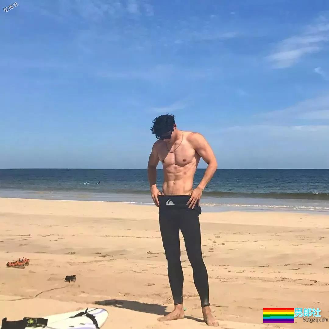 精壮小狼狗制服下面大胸肌公狗腰，魔鬼身材大肌霸说的就是他吧？ - 51虹马