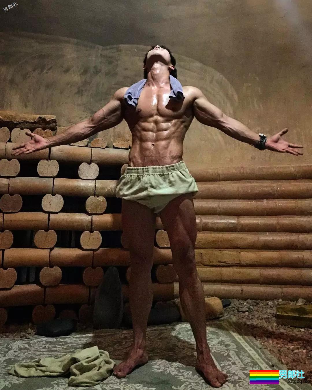 精壮小狼狗制服下面大胸肌公狗腰，魔鬼身材大肌霸说的就是他吧？ - 51虹马