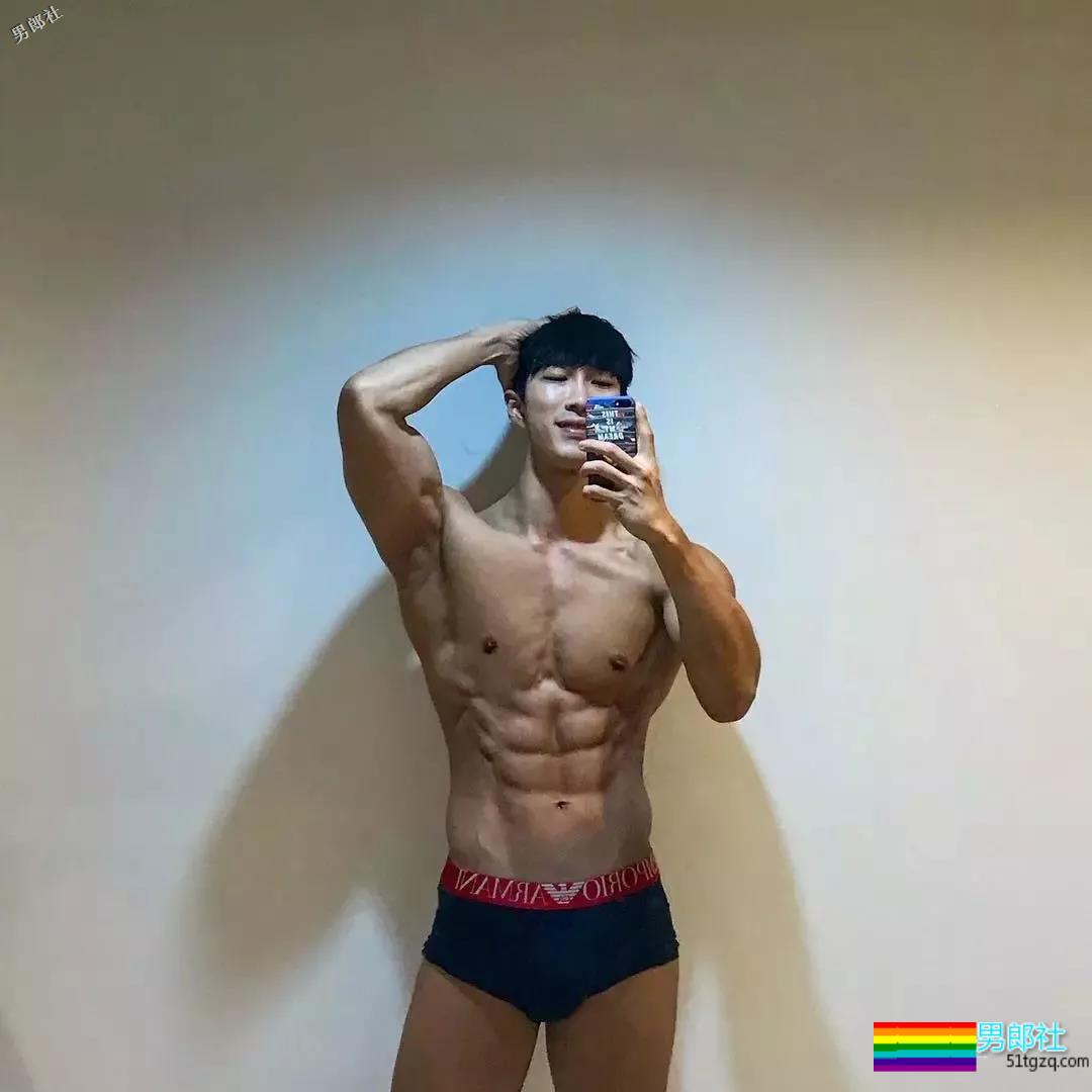 精壮小狼狗制服下面大胸肌公狗腰，魔鬼身材大肌霸说的就是他吧？ - 51虹马