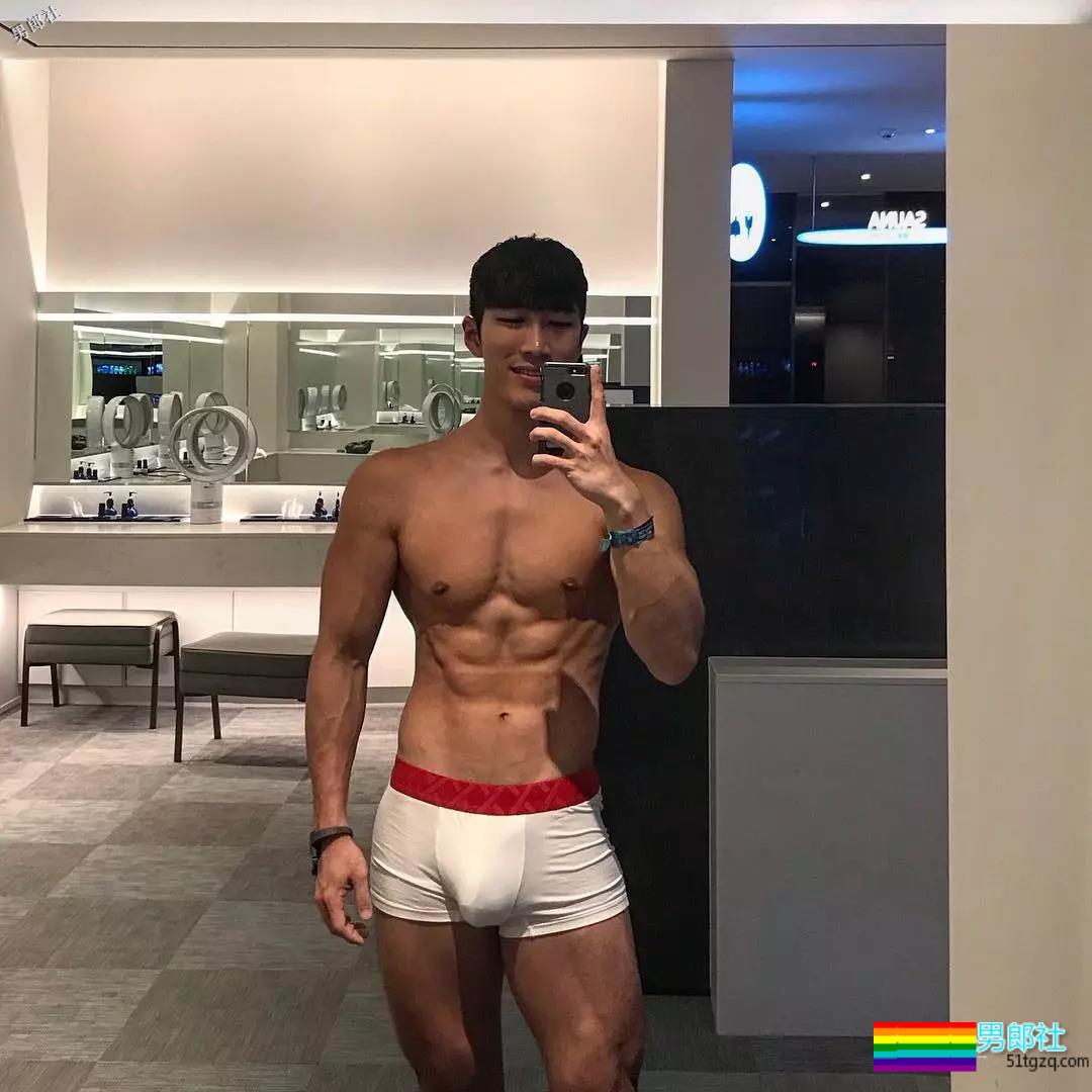 精壮小狼狗制服下面大胸肌公狗腰，魔鬼身材大肌霸说的就是他吧？ - 51虹马