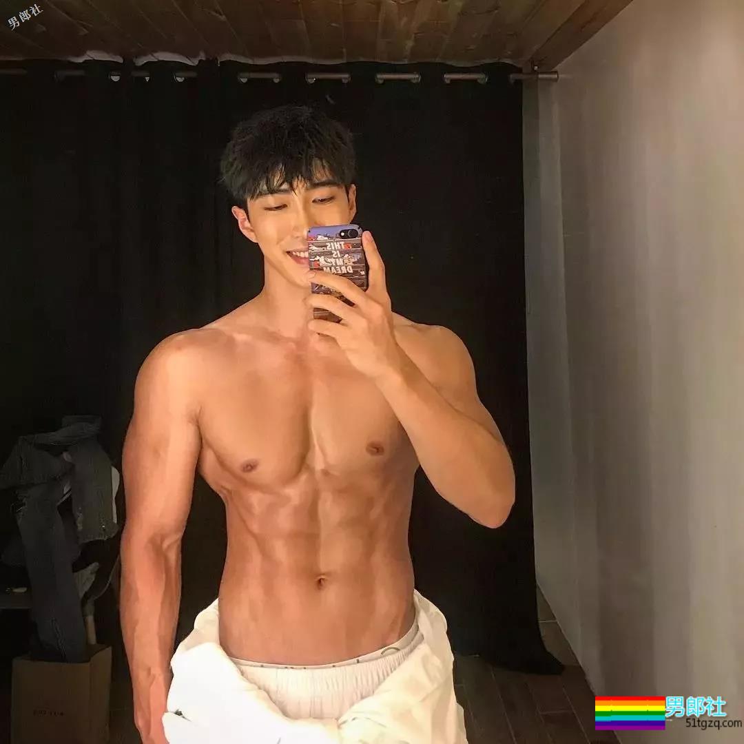 精壮小狼狗制服下面大胸肌公狗腰，魔鬼身材大肌霸说的就是他吧？ - 51虹马