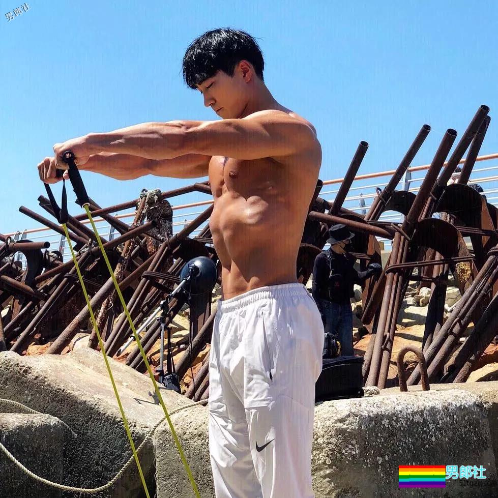 精壮小狼狗制服下面大胸肌公狗腰，魔鬼身材大肌霸说的就是他吧？ - 51虹马