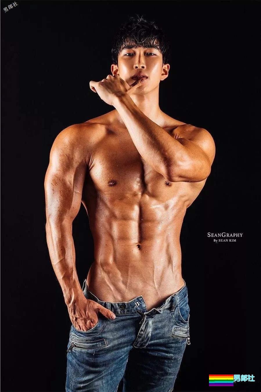 精壮小狼狗制服下面大胸肌公狗腰，魔鬼身材大肌霸说的就是他吧？ - 51虹马