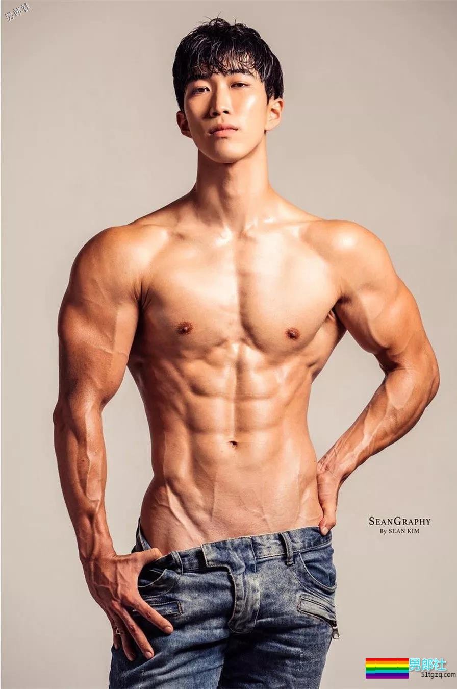 精壮小狼狗制服下面大胸肌公狗腰，魔鬼身材大肌霸说的就是他吧？ - 51虹马