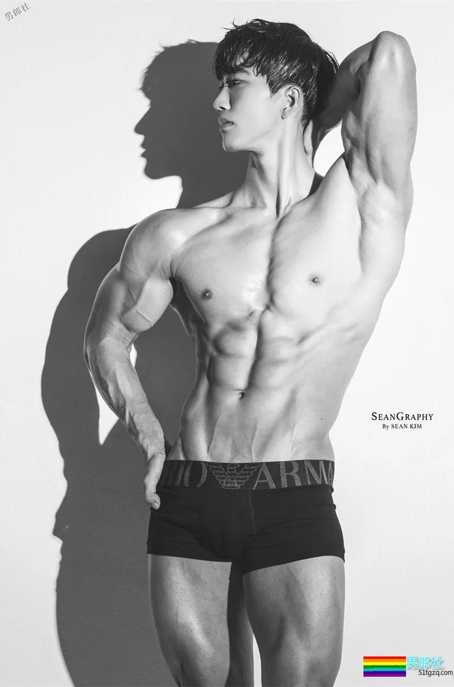 精壮小狼狗制服下面大胸肌公狗腰，魔鬼身材大肌霸说的就是他吧？ - 51虹马