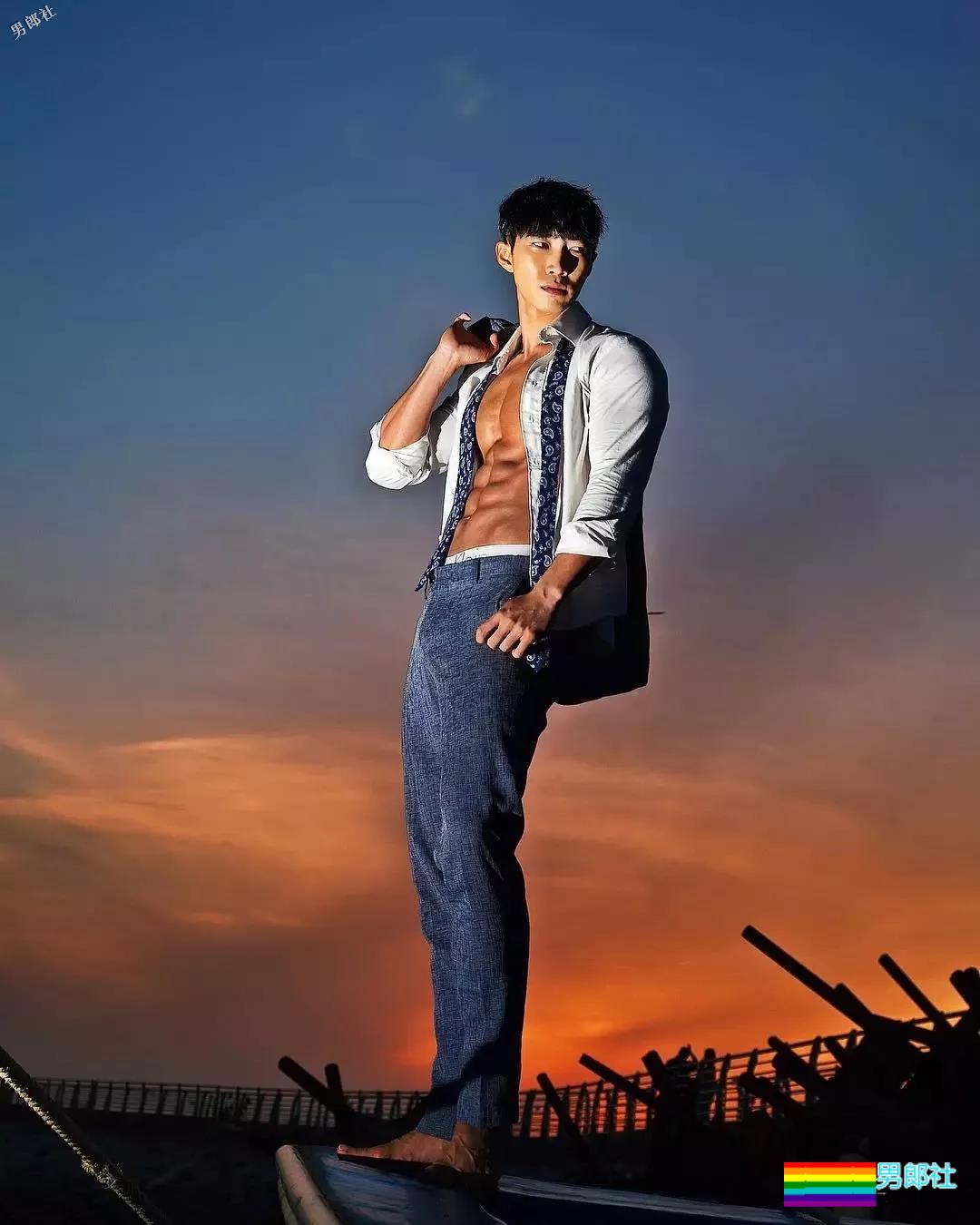 精壮小狼狗制服下面大胸肌公狗腰，魔鬼身材大肌霸说的就是他吧？ - 51虹马