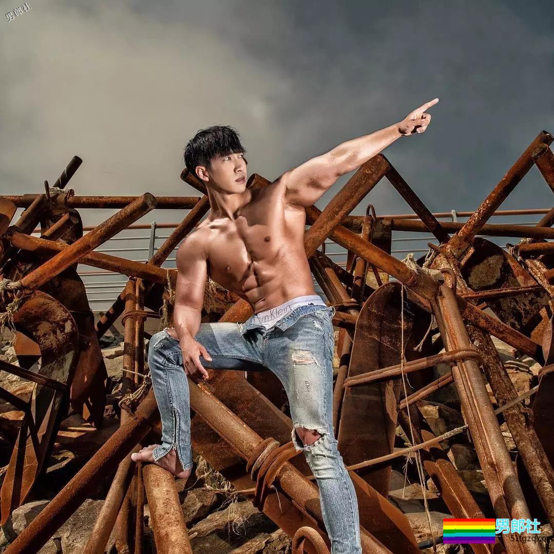 精壮小狼狗制服下面大胸肌公狗腰，魔鬼身材大肌霸说的就是他吧？ - 51虹马