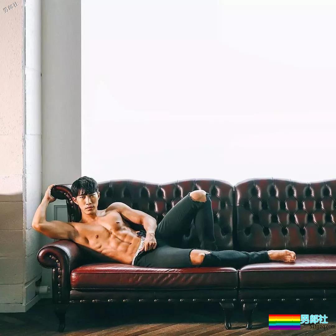 精壮小狼狗制服下面大胸肌公狗腰，魔鬼身材大肌霸说的就是他吧？ - 51虹马