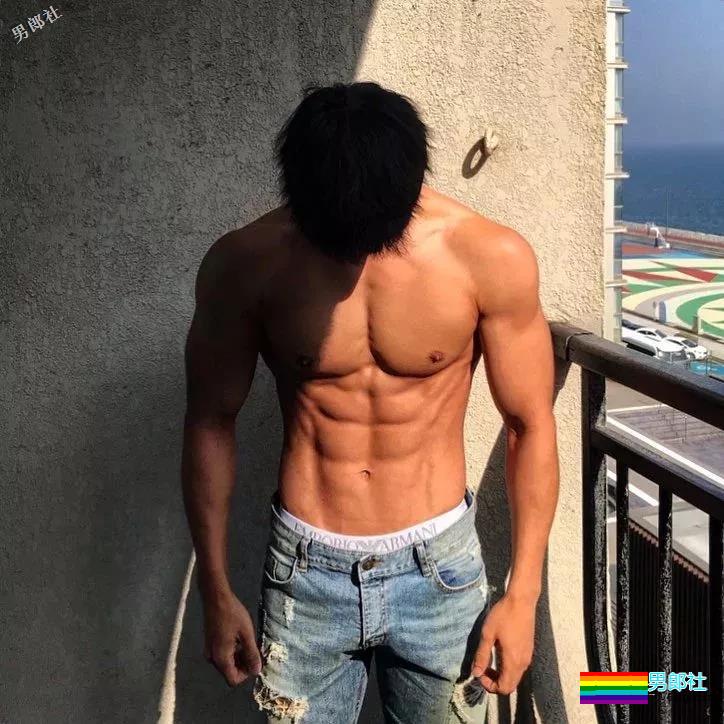 精壮小狼狗制服下面大胸肌公狗腰，魔鬼身材大肌霸说的就是他吧？ - 51虹马