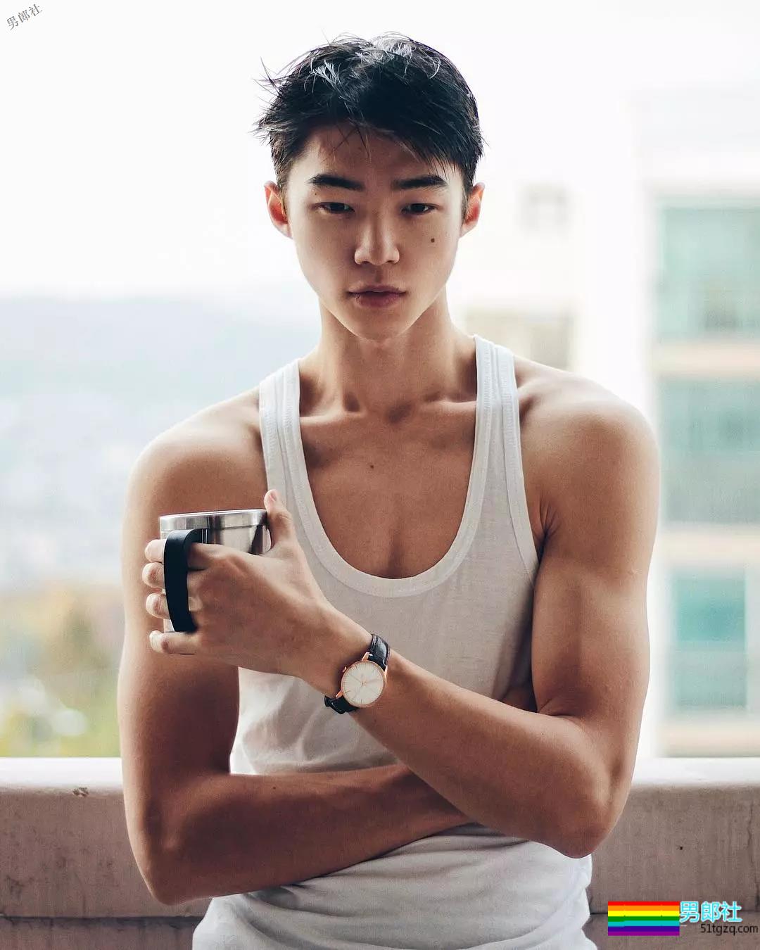 99年混血腹肌小狼狗床上拍片-51虹马