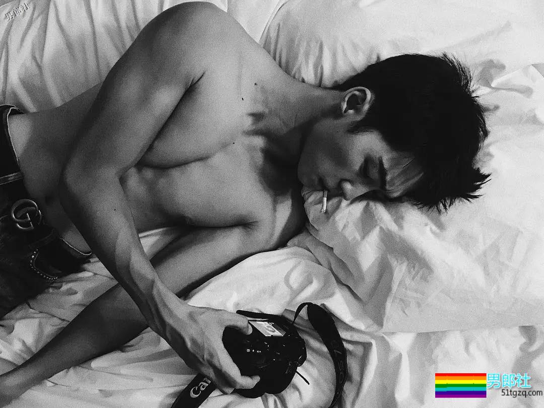 99年混血腹肌小狼狗床上拍片 - 51虹马