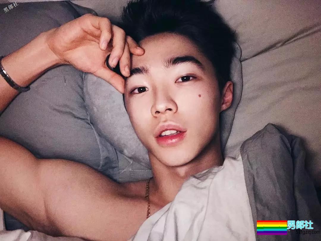 99年混血腹肌小狼狗床上拍片 - 51虹马