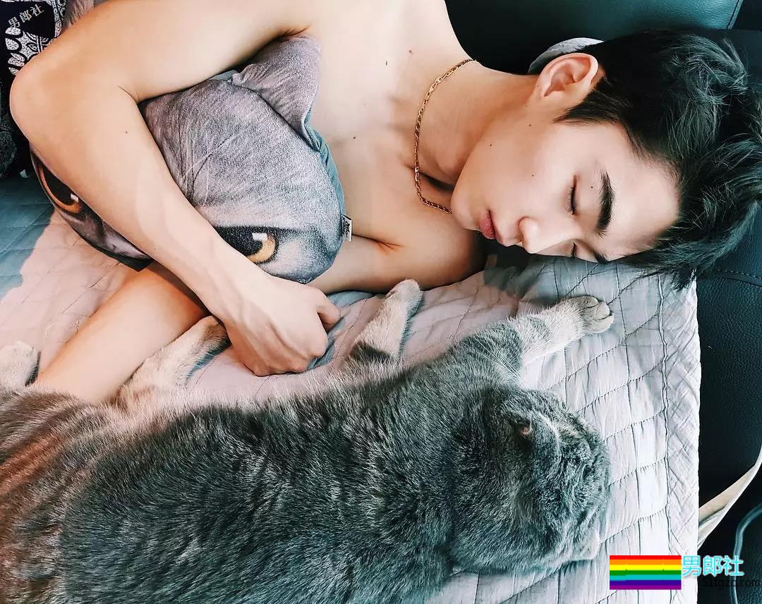 99年混血腹肌小狼狗床上拍片 - 51虹马