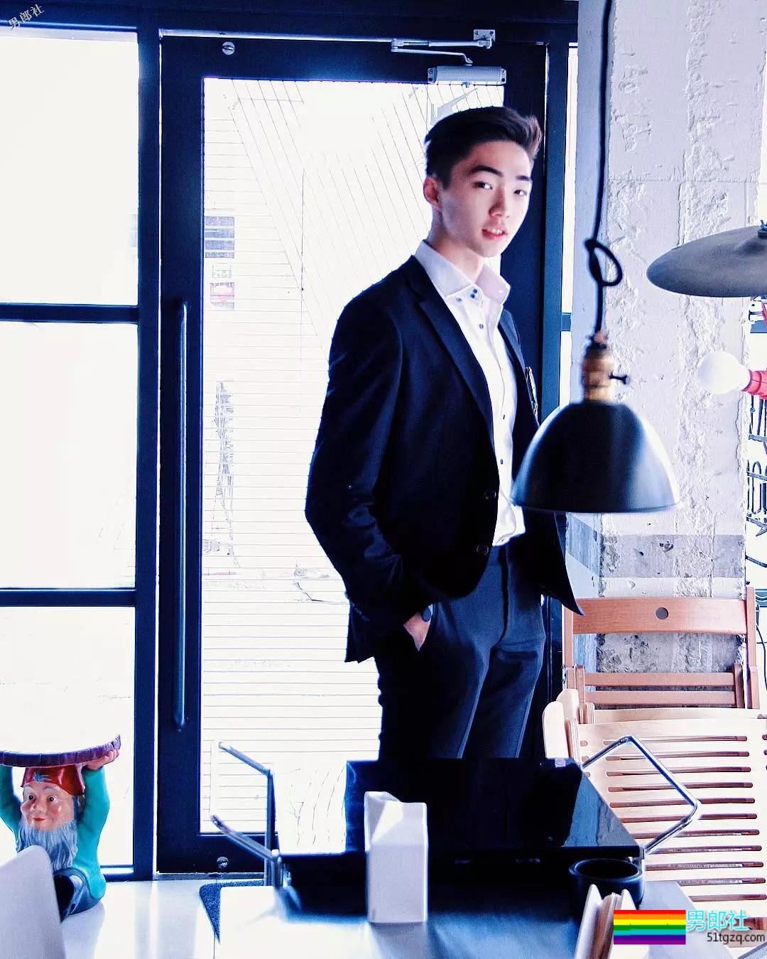 99年混血腹肌小狼狗床上拍片 - 51虹马