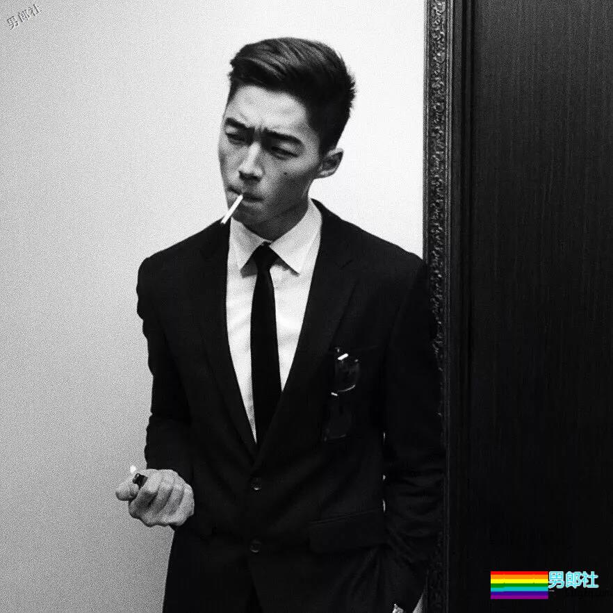 99年混血腹肌小狼狗床上拍片 - 51虹马