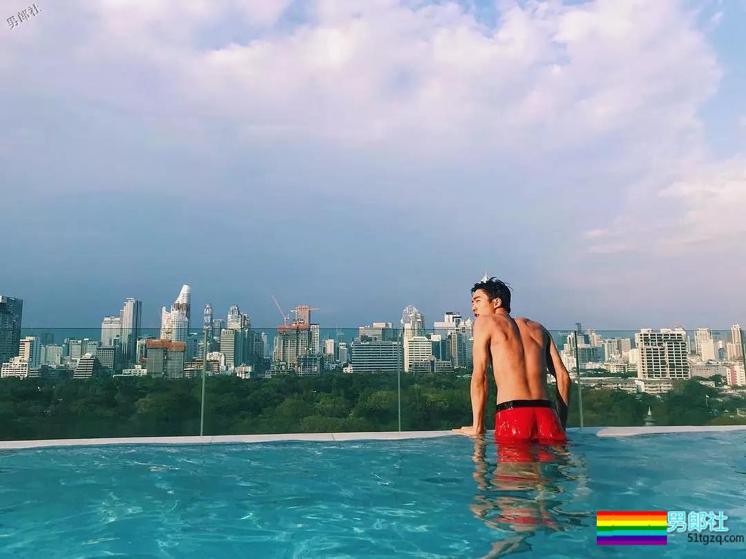 99年混血腹肌小狼狗床上拍片 - 51虹马