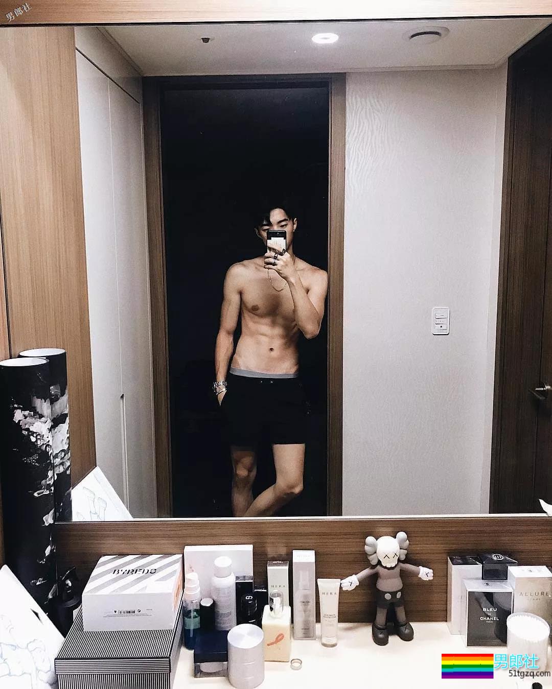 99年混血腹肌小狼狗床上拍片 - 51虹马