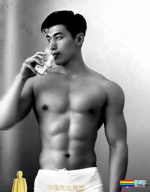 健硕肌肉男模泳池视频被疯传！大长腿公狗腰却没“大鼻子”红得快！-51虹马