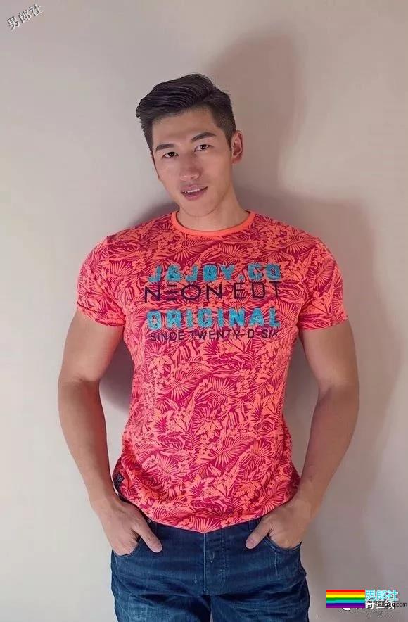 健硕肌肉男模泳池视频被疯传！大长腿公狗腰却没“大鼻子”红得快！ - 51虹马