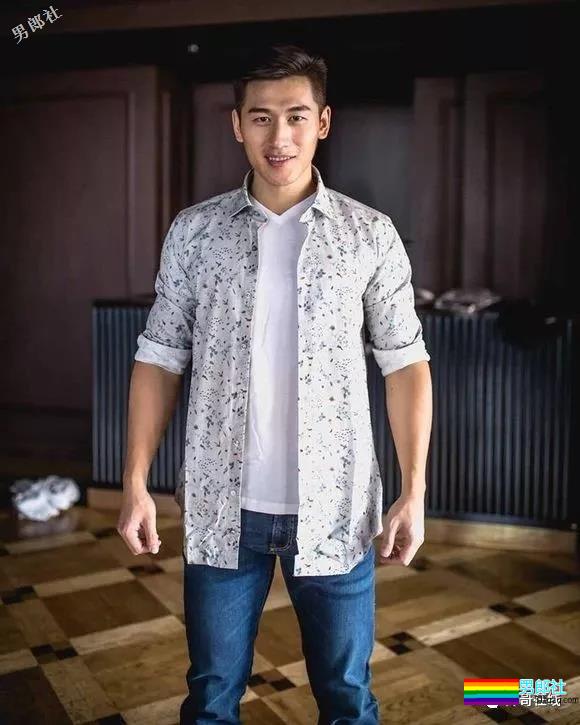 健硕肌肉男模泳池视频被疯传！大长腿公狗腰却没“大鼻子”红得快！ - 51虹马