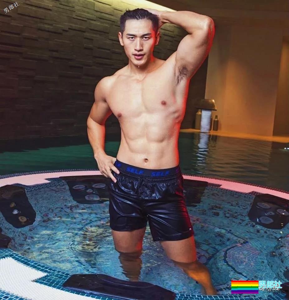 健硕肌肉男模泳池视频被疯传！大长腿公狗腰却没“大鼻子”红得快！ - 51虹马