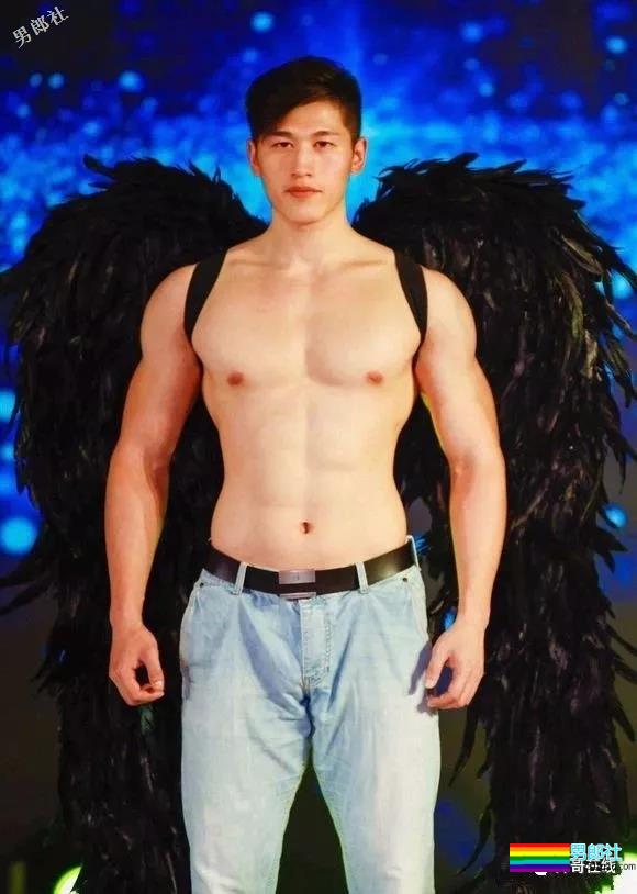 健硕肌肉男模泳池视频被疯传！大长腿公狗腰却没“大鼻子”红得快！ - 51虹马