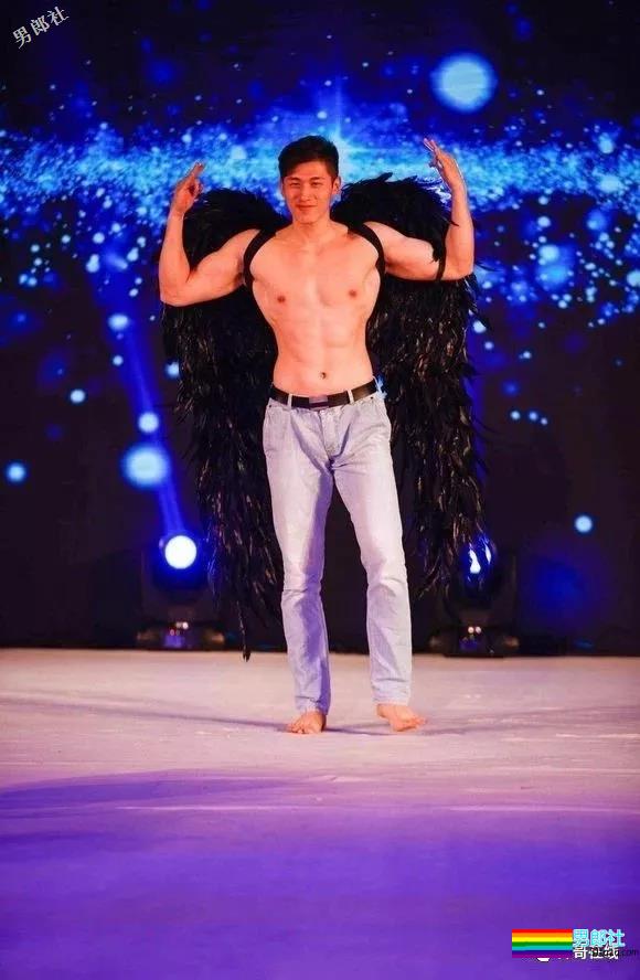 健硕肌肉男模泳池视频被疯传！大长腿公狗腰却没“大鼻子”红得快！ - 51虹马