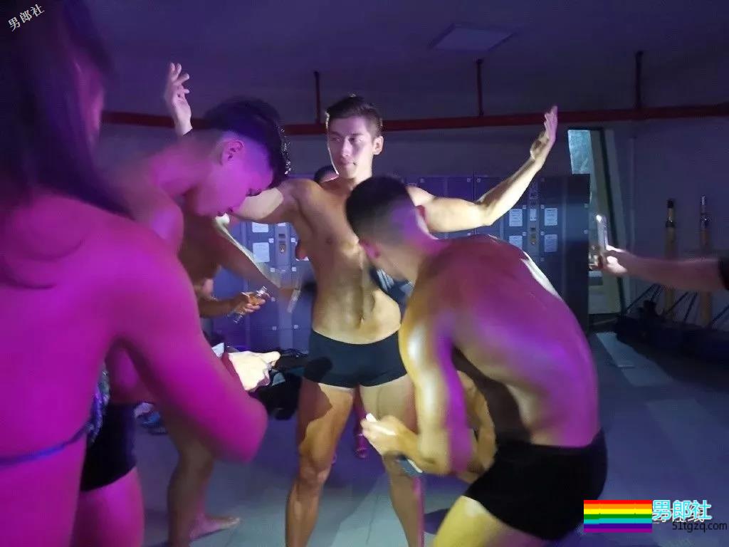 健硕肌肉男模泳池视频被疯传！大长腿公狗腰却没“大鼻子”红得快！ - 51虹马