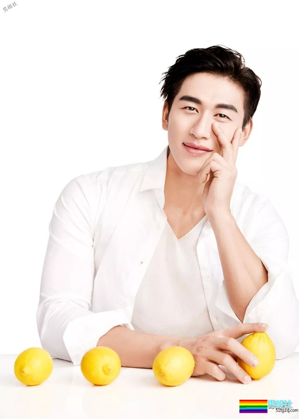 健硕肌肉男模泳池视频被疯传！大长腿公狗腰却没“大鼻子”红得快！ - 51虹马