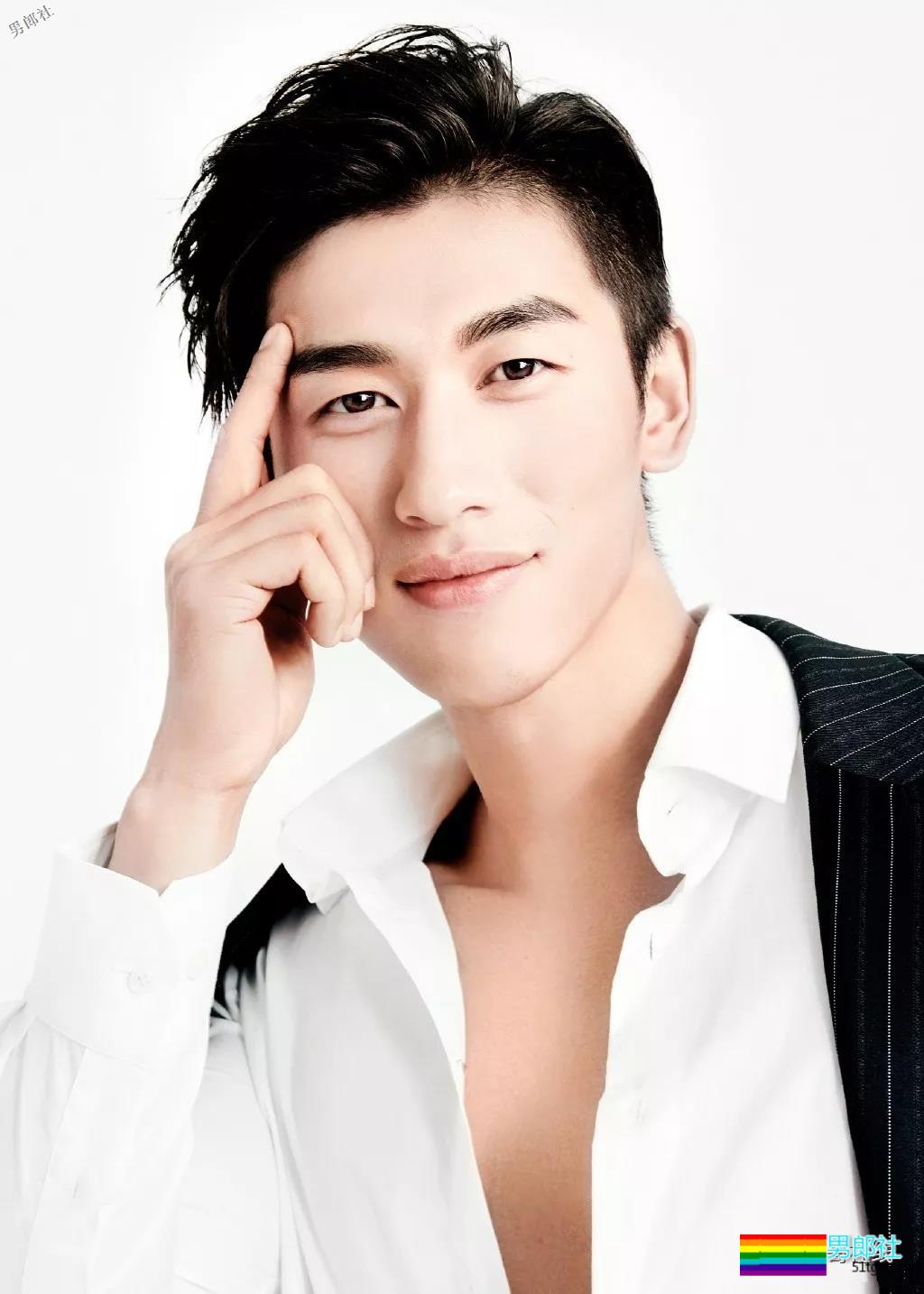 健硕肌肉男模泳池视频被疯传！大长腿公狗腰却没“大鼻子”红得快！ - 51虹马