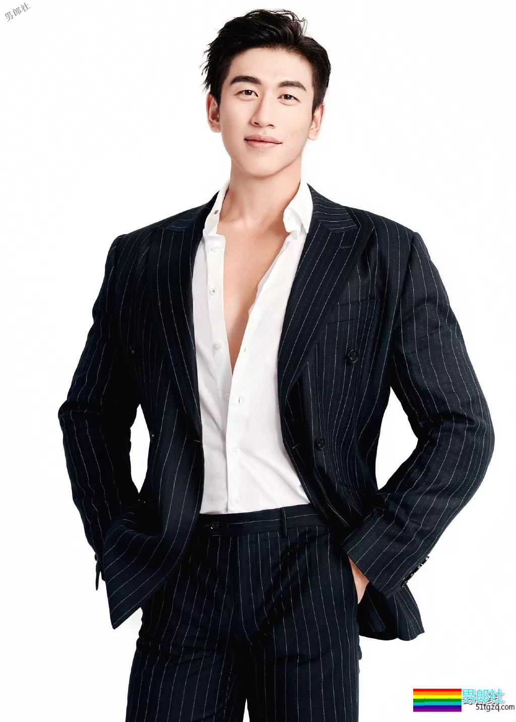 健硕肌肉男模泳池视频被疯传！大长腿公狗腰却没“大鼻子”红得快！ - 51虹马