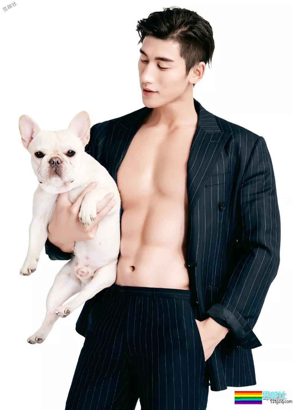 健硕肌肉男模泳池视频被疯传！大长腿公狗腰却没“大鼻子”红得快！ - 51虹马