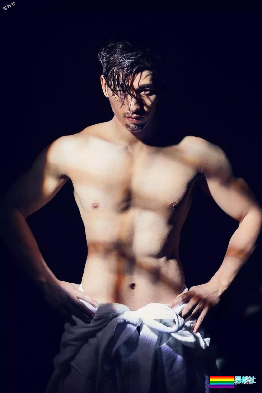 健硕肌肉男模泳池视频被疯传！大长腿公狗腰却没“大鼻子”红得快！ - 51虹马