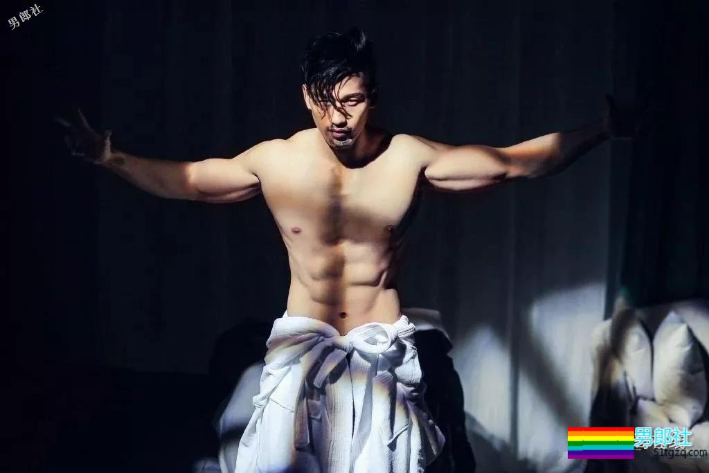 健硕肌肉男模泳池视频被疯传！大长腿公狗腰却没“大鼻子”红得快！ - 51虹马