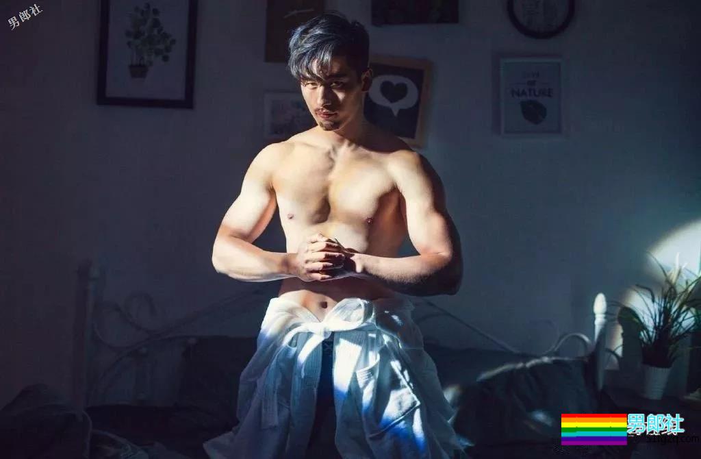 健硕肌肉男模泳池视频被疯传！大长腿公狗腰却没“大鼻子”红得快！ - 51虹马