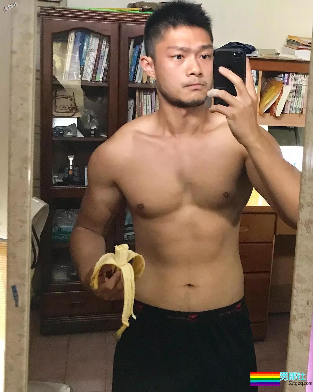 湾湾忠犬消防肌肉男神似岛国片男1，渴望下海 - 51虹马