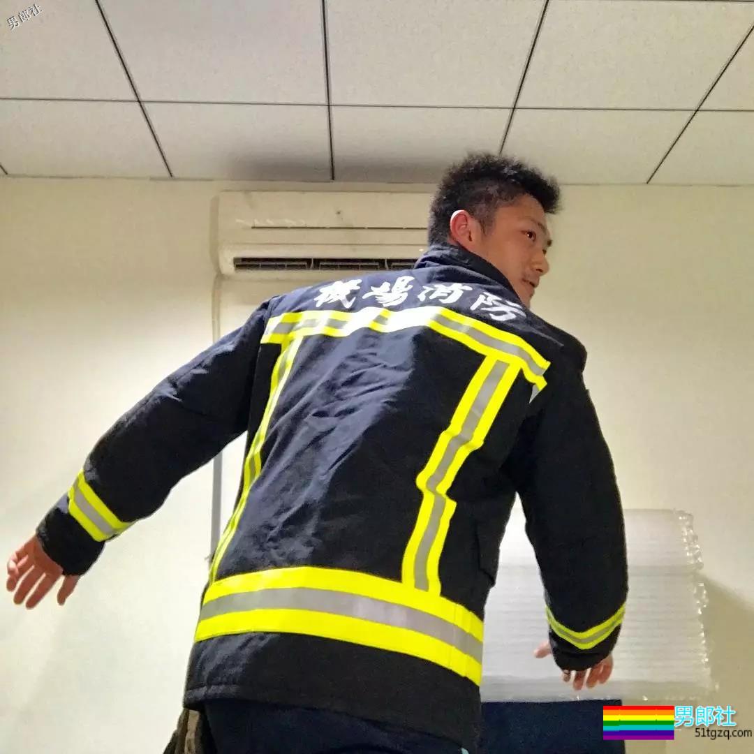 湾湾忠犬消防肌肉男神似岛国片男1，渴望下海 - 51虹马