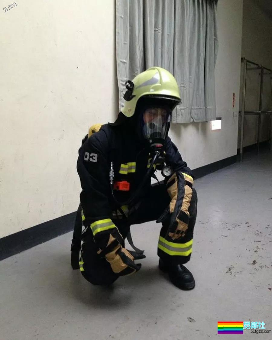 湾湾忠犬消防肌肉男神似岛国片男1，渴望下海 - 51虹马