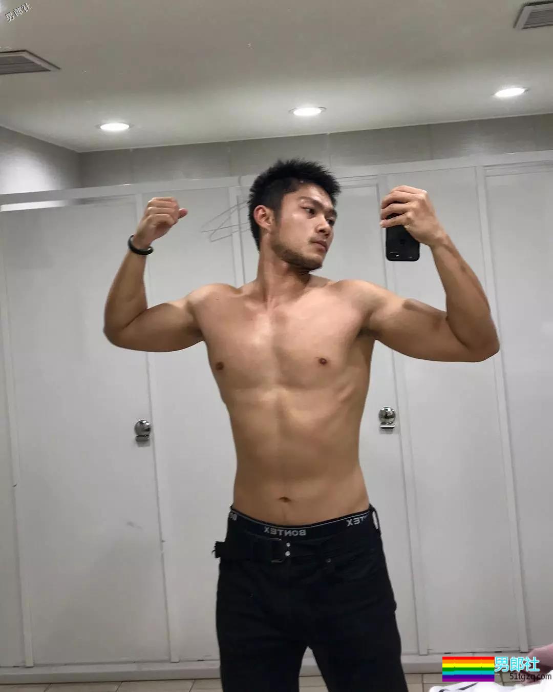 湾湾忠犬消防肌肉男神似岛国片男1，渴望下海 - 51虹马