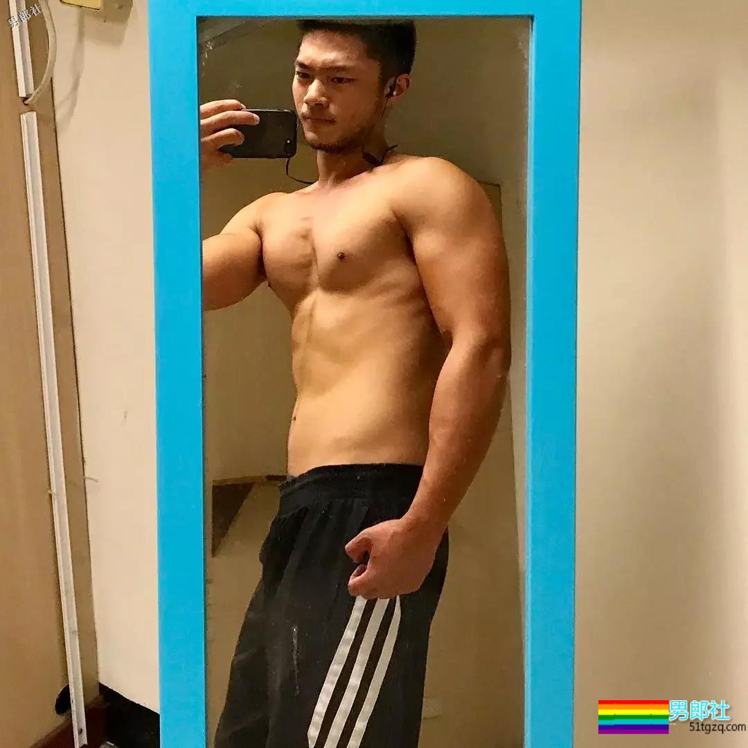 湾湾忠犬消防肌肉男神似岛国片男1，渴望下海 - 51虹马