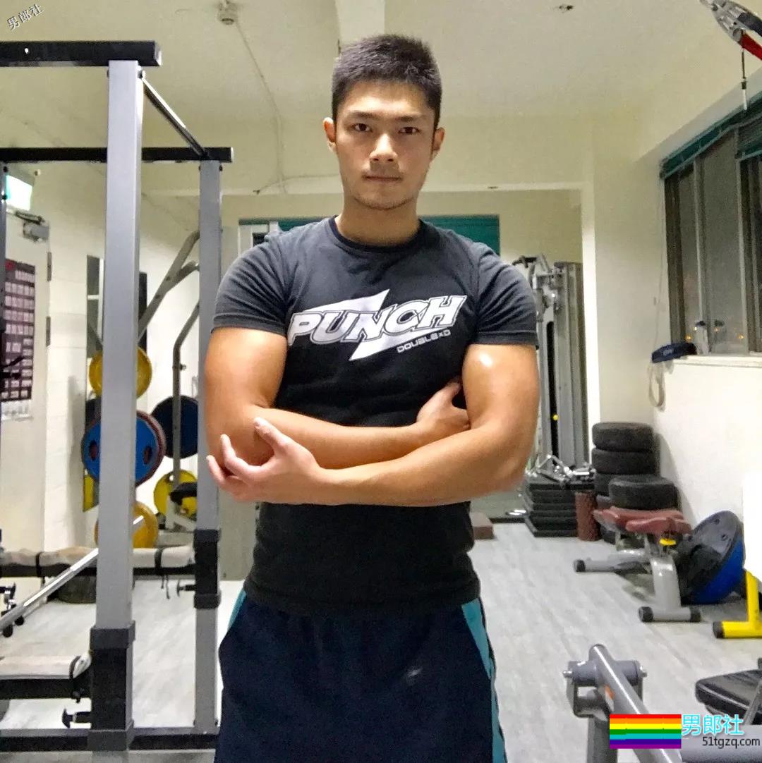 湾湾忠犬消防肌肉男神似岛国片男1，渴望下海 - 51虹马