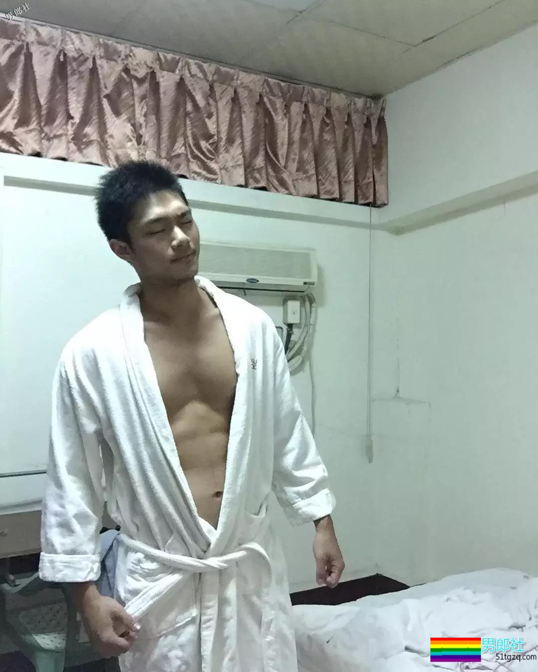 湾湾忠犬消防肌肉男神似岛国片男1，渴望下海 - 51虹马